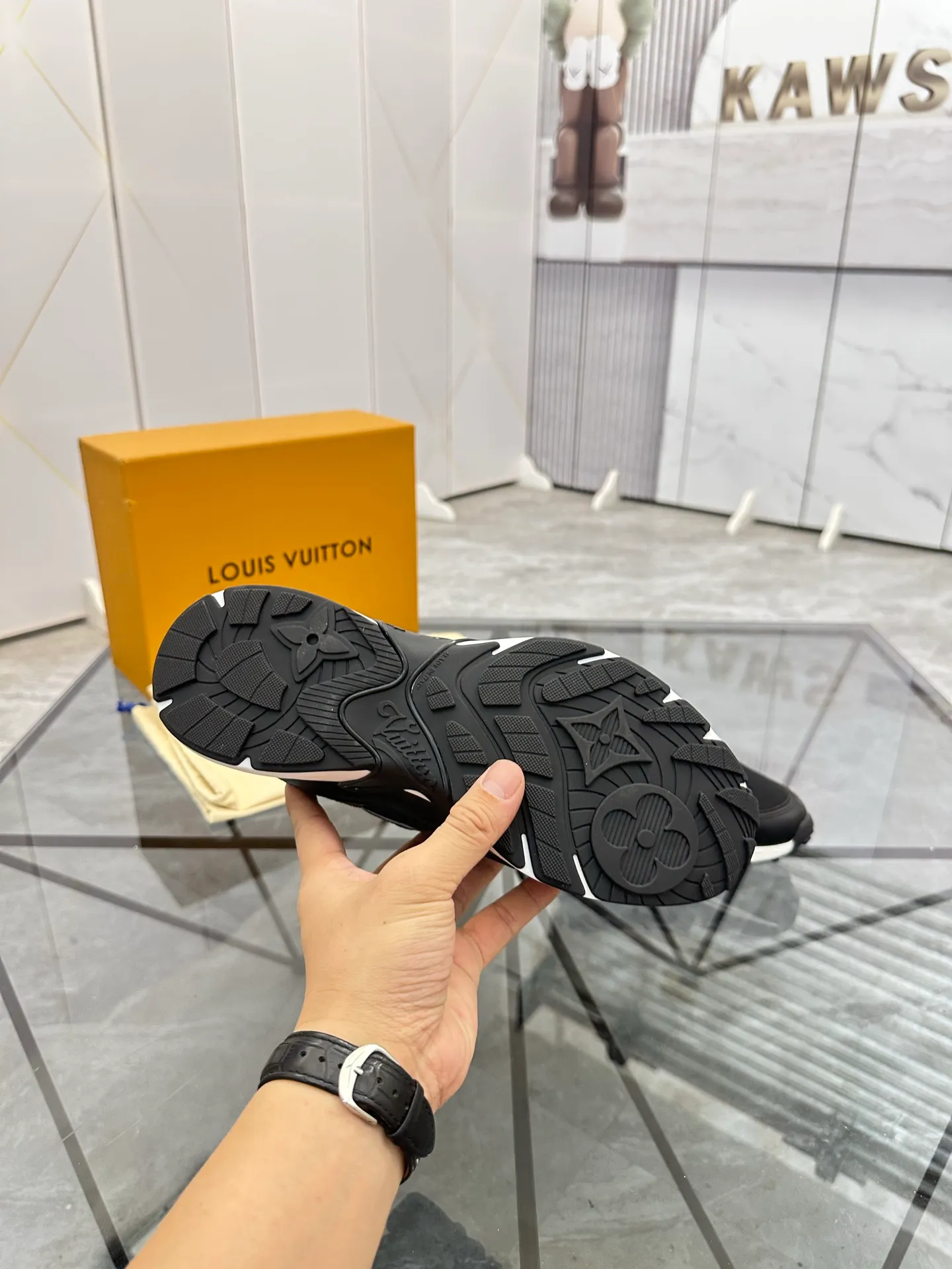 Men's shoes: 💰P660¥ Top quality Product trademark: LV* "Louis Vuitton*" low-top casual shoes Regular size: 35-44 (can be customized to 45.46) Couple style Product materials: Upper imported cowhide stitching original material, breathable lining, original outsole. Number: H218